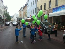 Mädchen und Jungen lassen in der Bad Emser Römerstraße ihre Luftballons aufsteigen.