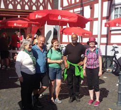 Das Foto zeigt Elfriede Schmidt, Dr. Bernd Paffrath, Erika Fritsche, den Bürgermeisterkandidaten Josef Winkler und Petra Spielmann beim Startpunkt in Weinähr.