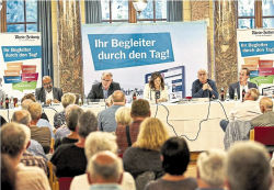 Foto: Bürgermeisterkandidatinnen und Kandidaten auf dem Podium im Marmorsaal in Bad Ems