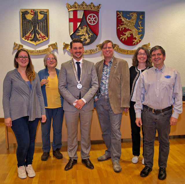 Von links nach rechts: Jennifer Redert, Elfriede Schmidt, Stadtbürgermeister Oliver Krügel, Michael und Petra Spielmann sowie Rüdiger Glodek Von links nach rechts: Jennifer Redert, Elfriede Schmidt, Stadtbürgermeister Oliver Krügel, Michael und Petra Spielmann sowie Rüdiger Glodek