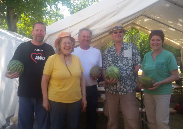 Das Foto zeigt von links nach rechts Achim Hopfenmüller, Elfriede Schmidt, Dr. Bernd Paffrath, Michael Spielmann und Erika Fritsche bei der Übergabe der Geschenke. Das Foto zeigt von links nach rechts Achim Hopfenmüller, Elfriede Schmidt, Dr. Bernd Paffrath, Michael Spielmann und Erika Fritsche bei der Übergabe der Geschenke.