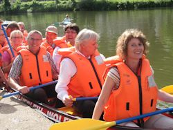 Foto:Die Wirtschaftsministerin Eveline Lemke in einem Boot mit Kommunalpolitikern, Winzern und Vertretern regionaler Tourimusverbänden Foto:Die Wirtschaftsministerin Eveline Lemke in einem Boot mit Kommunalpolitikern, Winzern und Vertretern regionaler Tourimusverbänden