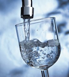 Foto: Wasserglas unter geöffnetem Wasserglas