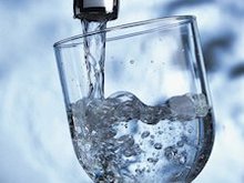 Foto: Wasserglas unter geöffnetem Wasserglas